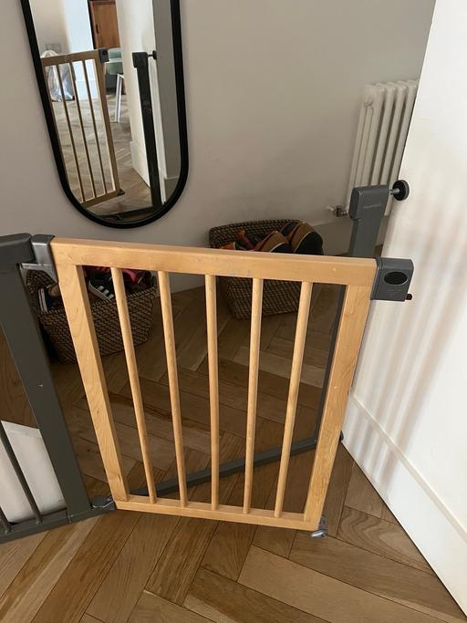  — Munchkin Baby gate with add on 800 - 1100