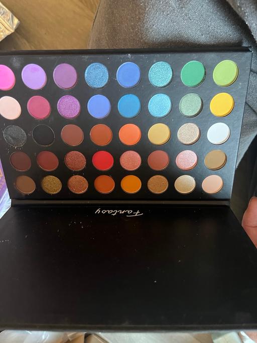  — New large eyeshadow palette