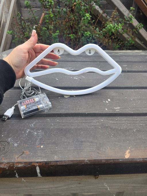  — lips(pink) neon sign unboxed but new