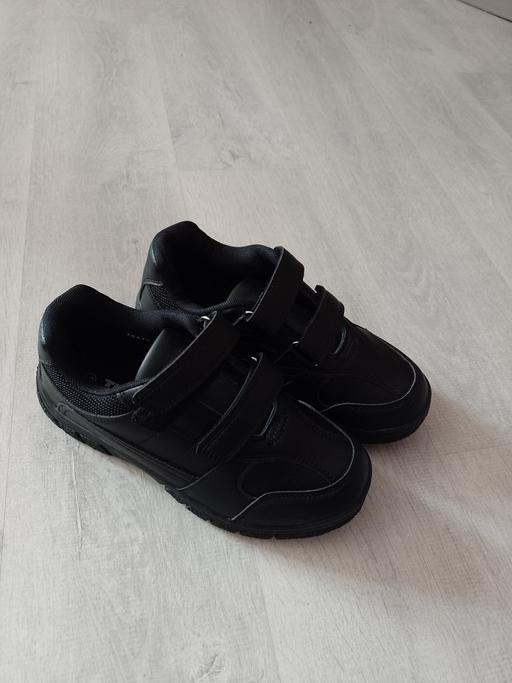  — Boys school shoes size 4