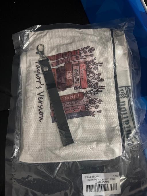 — New Tote Bag With Makeup Bag