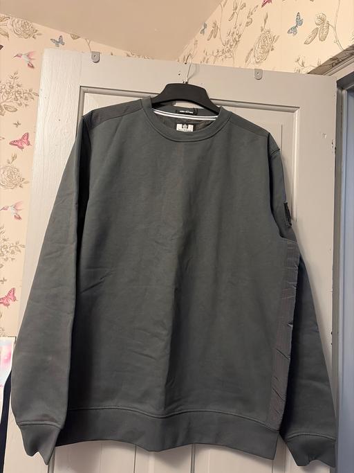  — Men’s crew neck sweater
