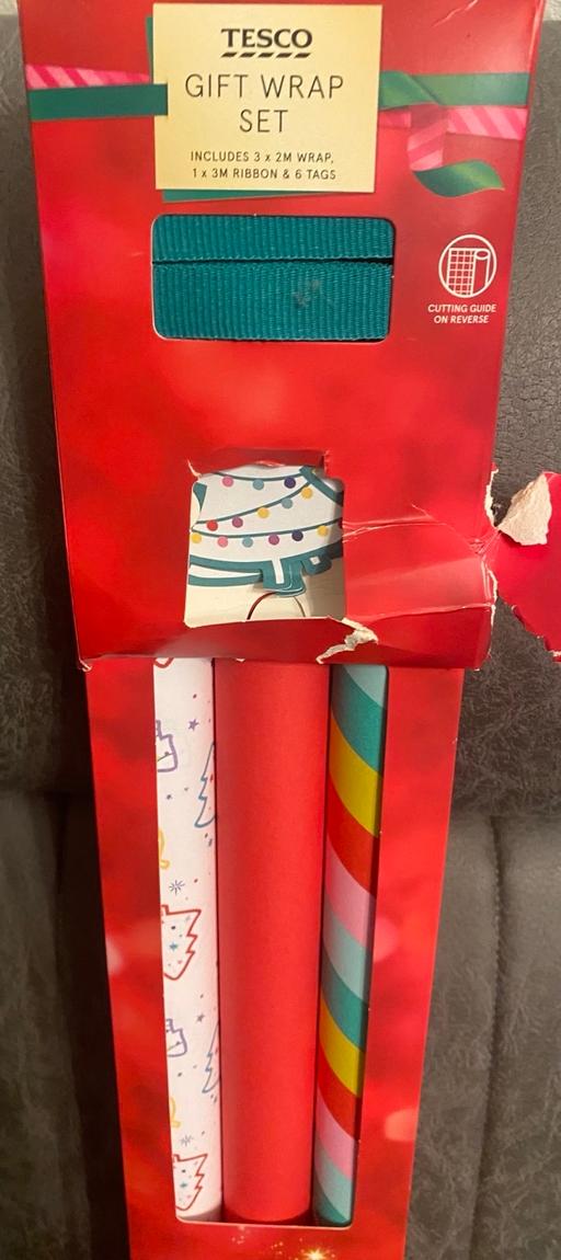  — Christmas wrapping paper set