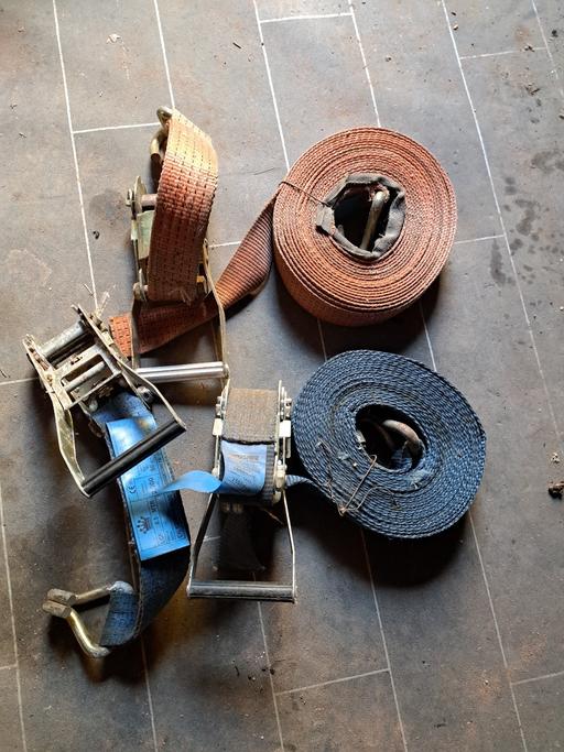  — 3 ratchet straps