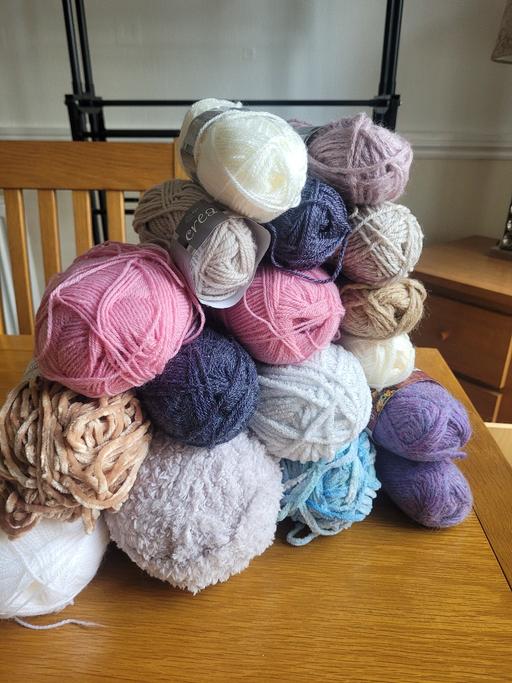  — kniting wool all mixed.