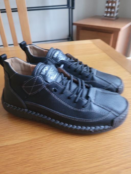  — black shoes
