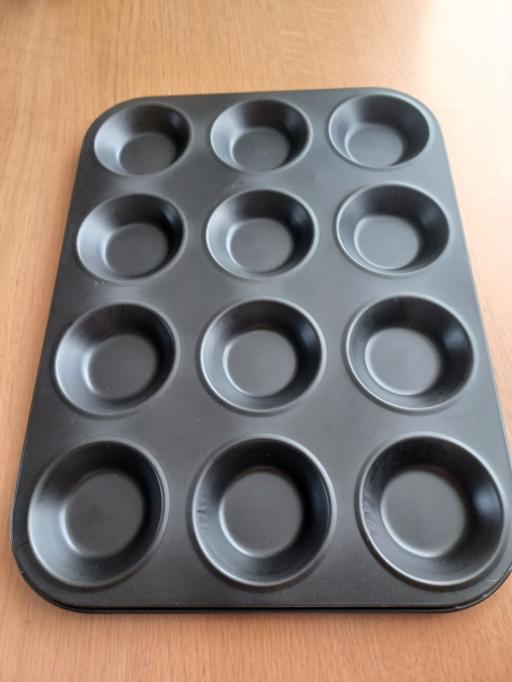 — 12 hole bun tin