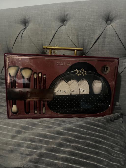  — New 10 piece make up kit boxed