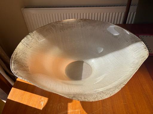  — Cream glass decorative bowl vase