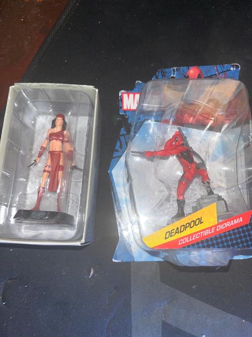  — A dual marvel statuette collectors set