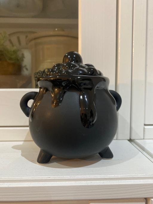  — Ceramic cauldron Halloween decoration