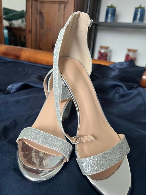  — Women sandals