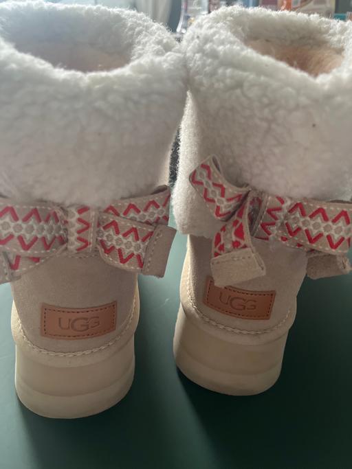  — Never been wormed UGG platform size 7