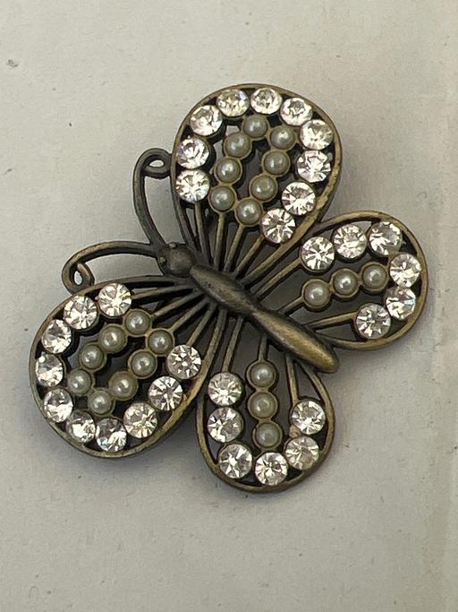  — Lovely brooch