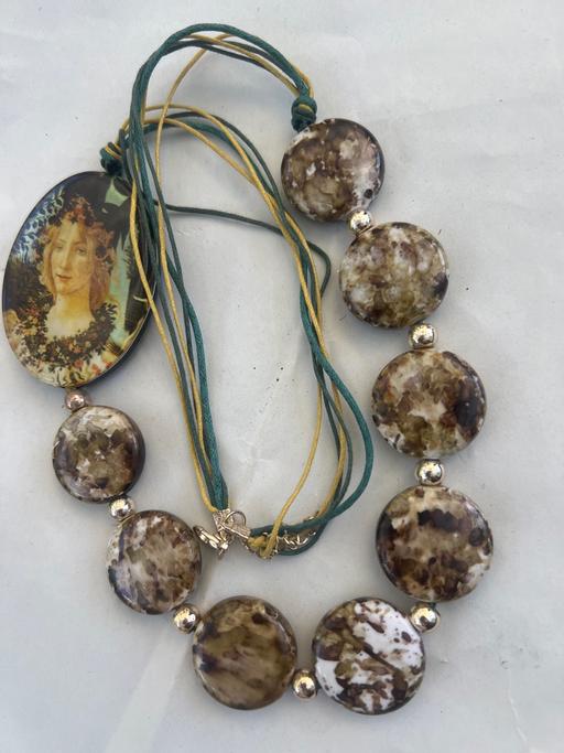  — Attractive necklace