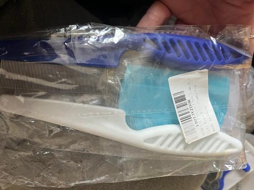  — 6 new lice combs