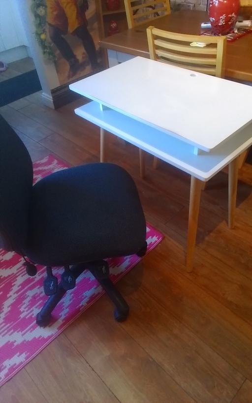  — MODERN DESK AND CHAIR