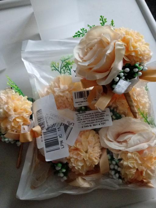  — new pack of artificial flowers/ crafting