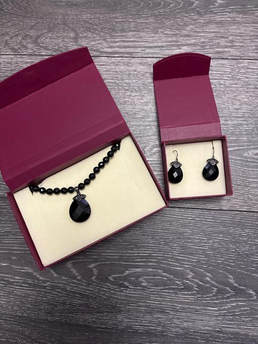  — Necklace and earrings set