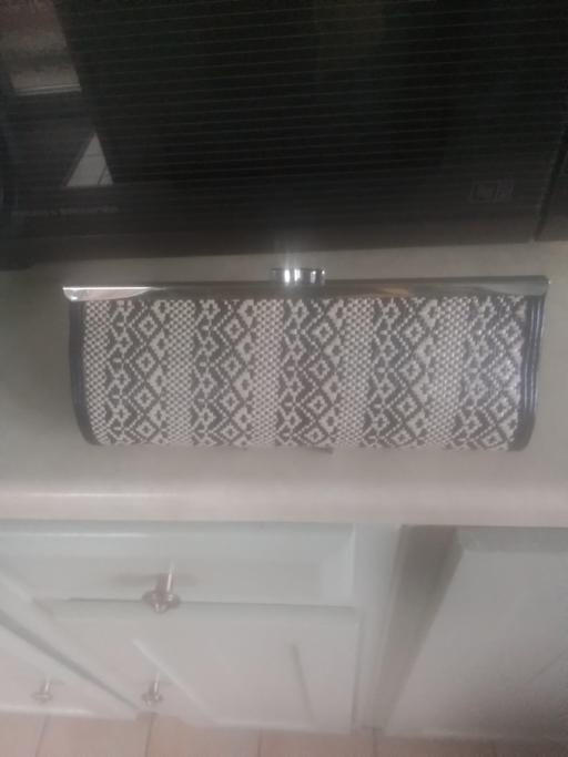  — NEW LOOK CLUTCH PURSE/BAG