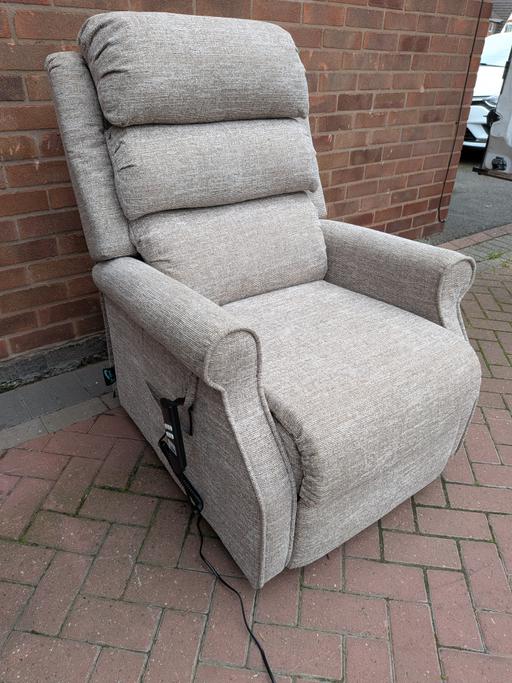  — Kingsley Rise and Recline Armchair