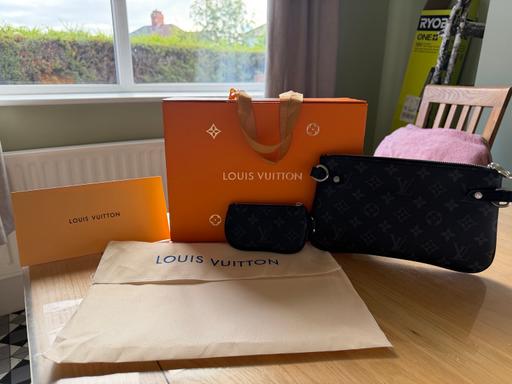  — Louis Vuitton women’s purse