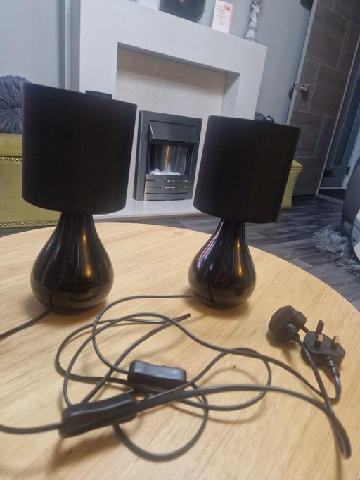  — A pair of black table lamps