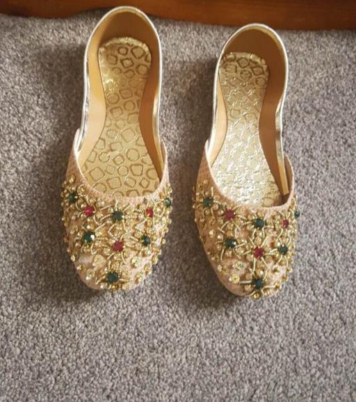  — Gold flat shoes