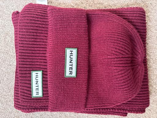  — Hunter set hat and scarf