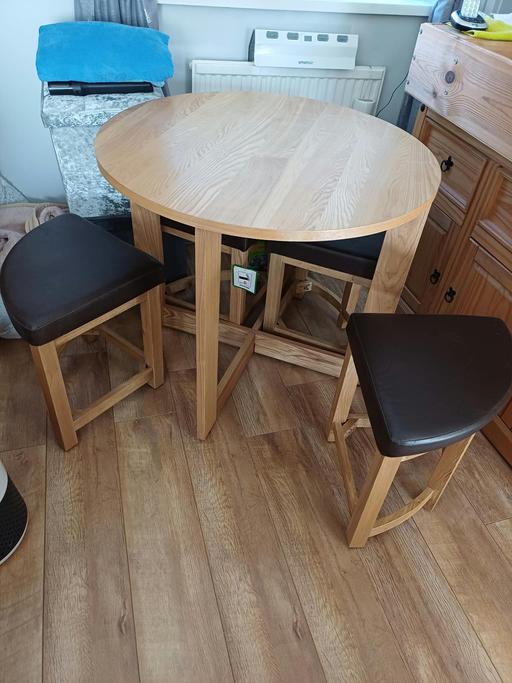  — Round table with 4 leather seated stools