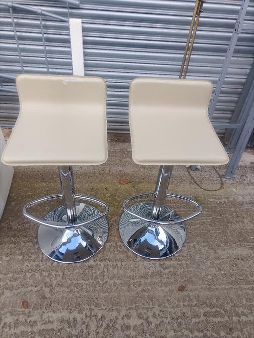 — adjustable bar stools