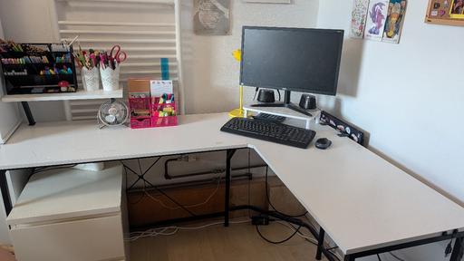  — White corner desk - Free