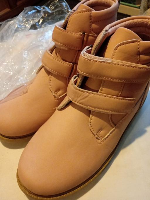  — new pair of women's boots size 6