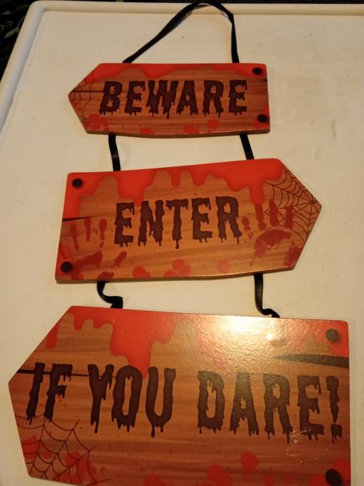  — brand new Halloween plaque