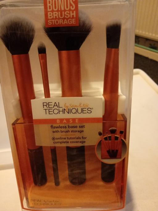  — new boxed set of MAKE UP BASE BRUSHES