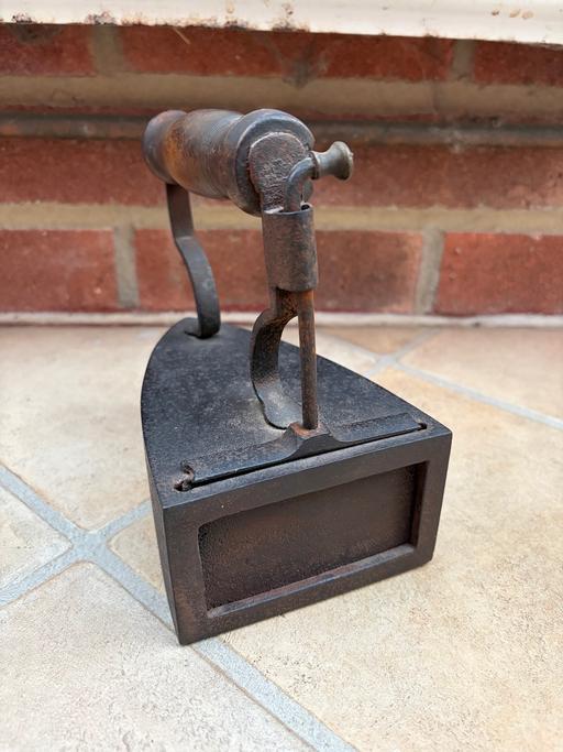  — Vintage cast iron flat iron