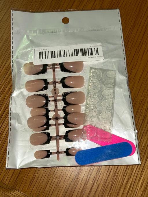  — 24 Pc Press On Nails With Stickers & 2 files