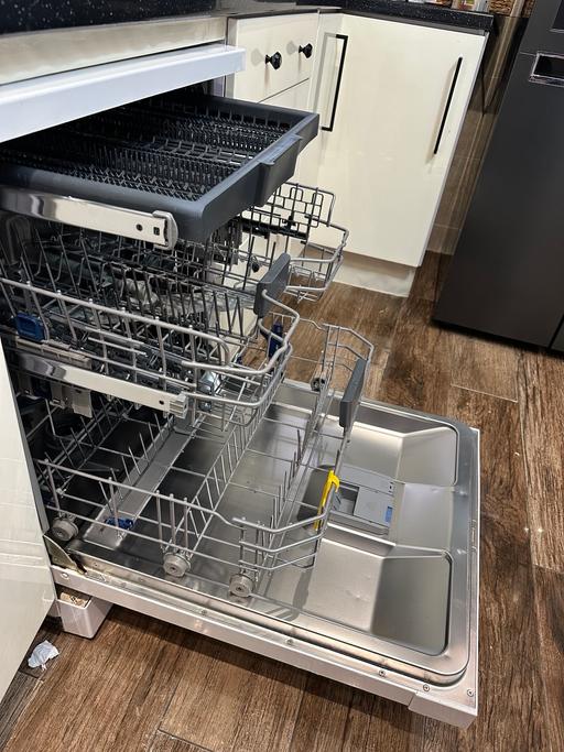  — Free standing dishwasher