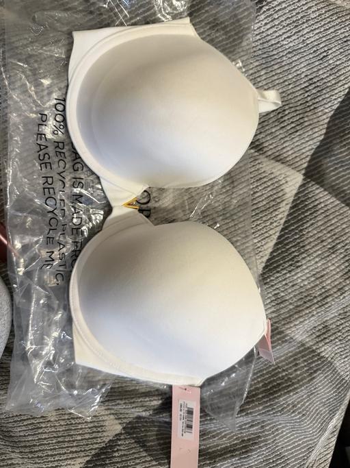  — Women’s Victoria Secret Bra in White
