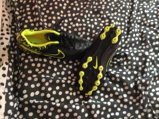  — Boys New NIKE Football Boots Size 3