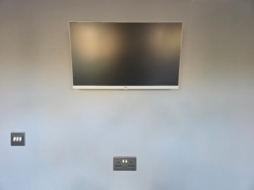  — LG-27TQ615S 27" Smart Full HD LED TV monitor