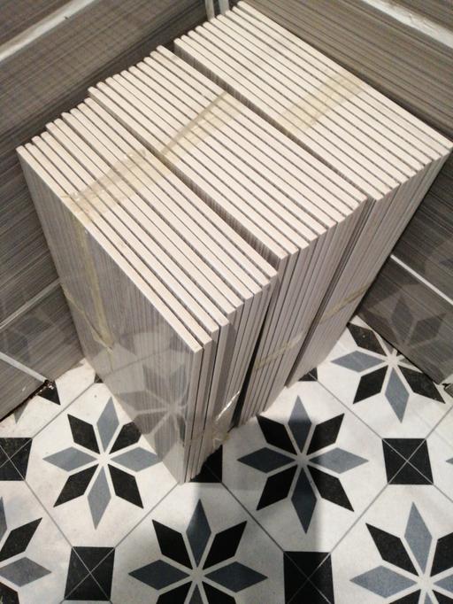  — 30 Tiles one got a chip, 400 x 250mm