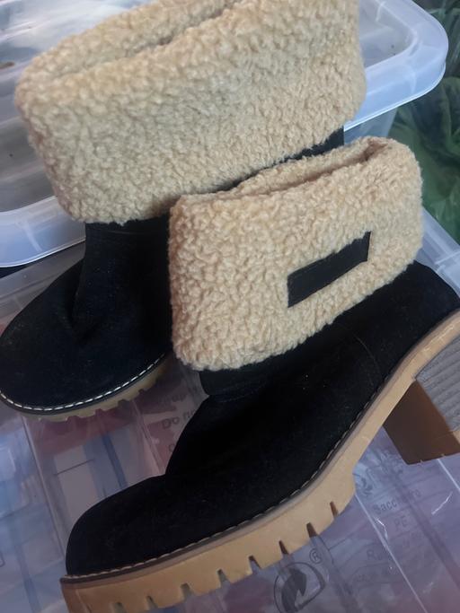  — Ankle boots