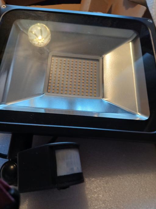  — flood light with pir moniter