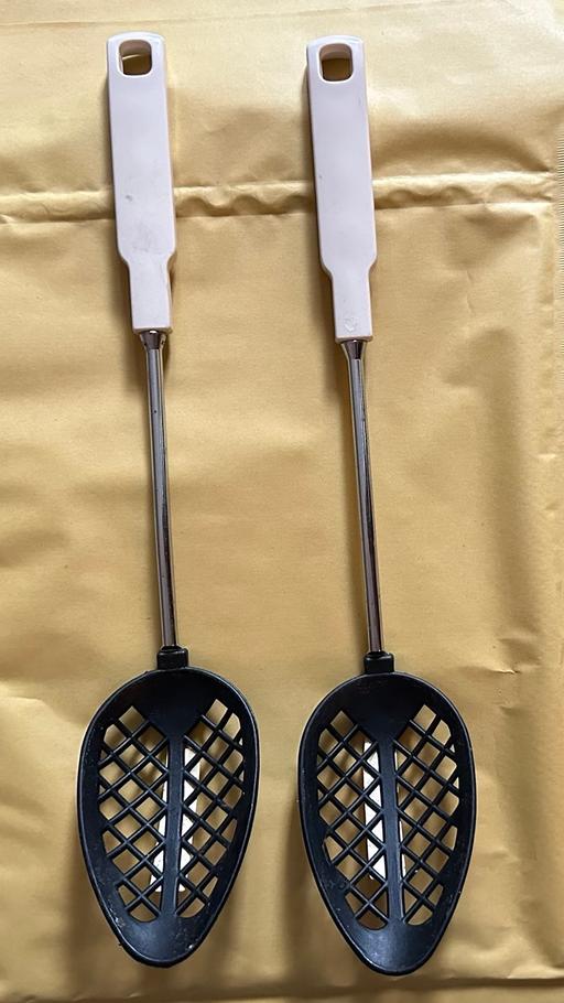  — 2 drainage spoons