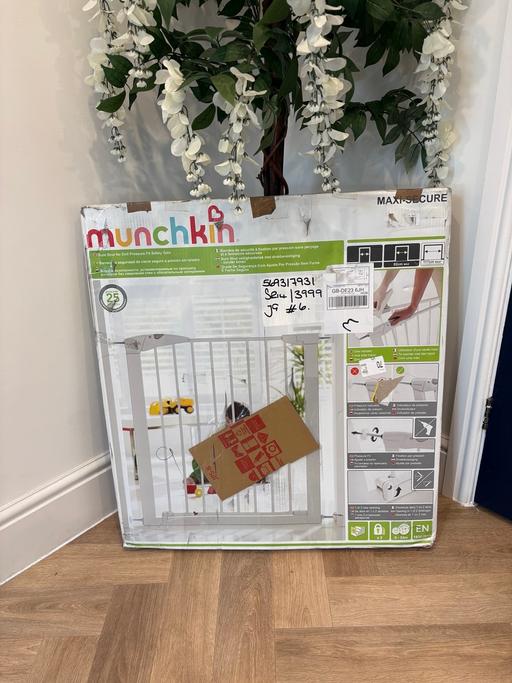  — Munchkin Stair Gate