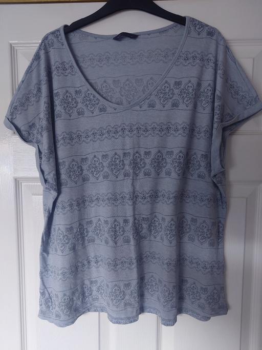  — Women's blue patterned top size 20