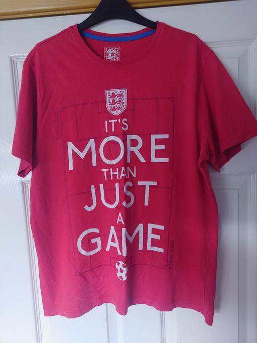  — Mens red England top size L
