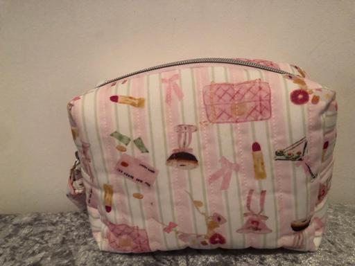  — Make up bag