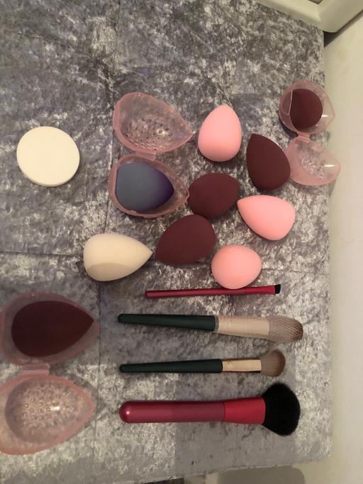  — Make up brushes/sponges